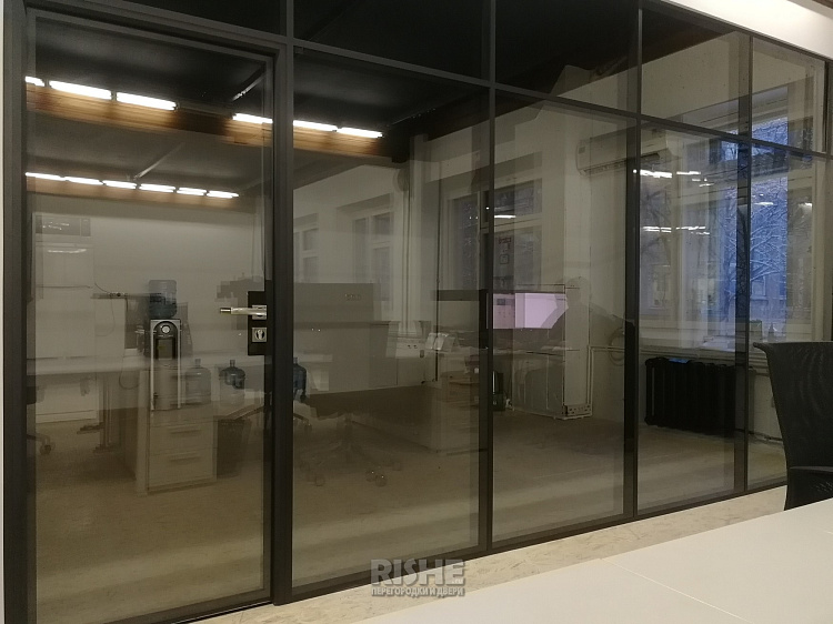 Стеклянные двойные офисные перегородки и двери в черном профиле Slim (14).jpg